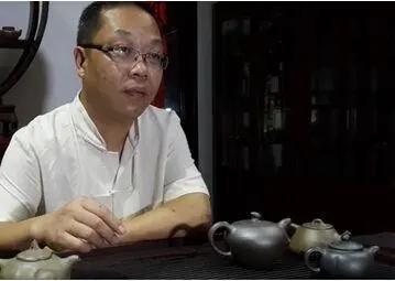 鮑育偉接受記者采訪