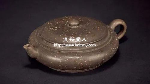 一把低目數的紫砂壺顆粒感明顯