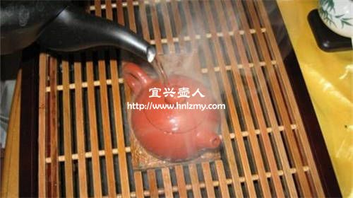 紫砂壺淋熱水鑒別效果不準確