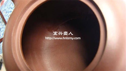 工人使用灌漿手法制作紫砂缸