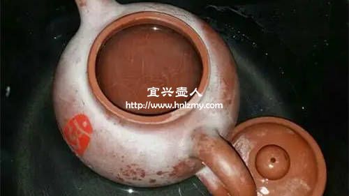 紫砂壺開水燙過后出現(xiàn)一層白色是打蠟壺嗎