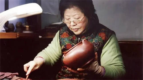 曹婉芬制作紫砂壺照片